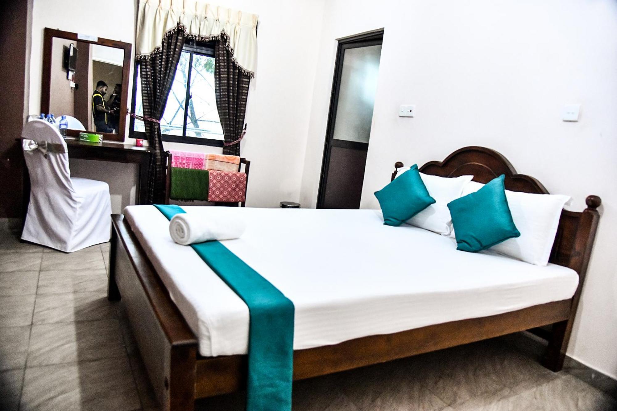 Sri Krishna Bhavan Hotel ฮัตตอน ภายนอก รูปภาพ